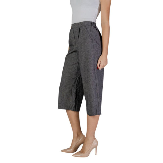 Vero Moda Black And White Polyester Cropped Pant for fall/winter; stylish women's pants with viscose and elastane blend.