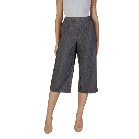 Vero Moda Black And White Polyester Cropped Pant for women in fall/winter collection, featuring 80% polyester, 16% viscose, 4% elastane.