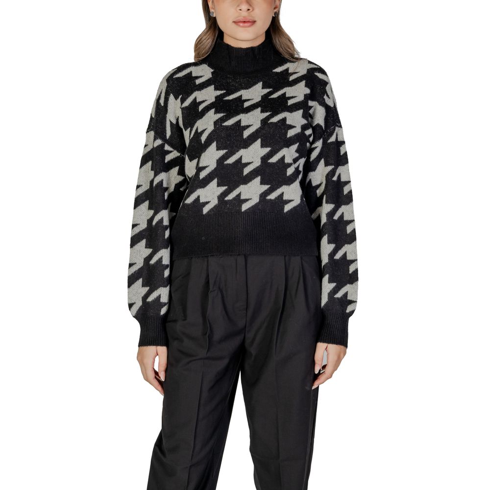 Woman wearing Vero Moda Black Marabou Sweater, women's knitwear, Fall/Winter collection, 100% acrylic, houndstooth pattern.