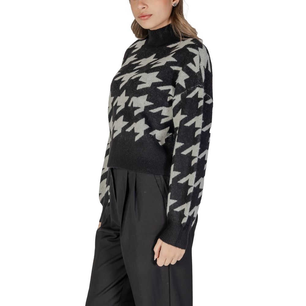 Woman wearing Vero Moda Black Marabou Sweater, women's knitwear, fall/winter collection, 100% acrylic, houndstooth pattern.