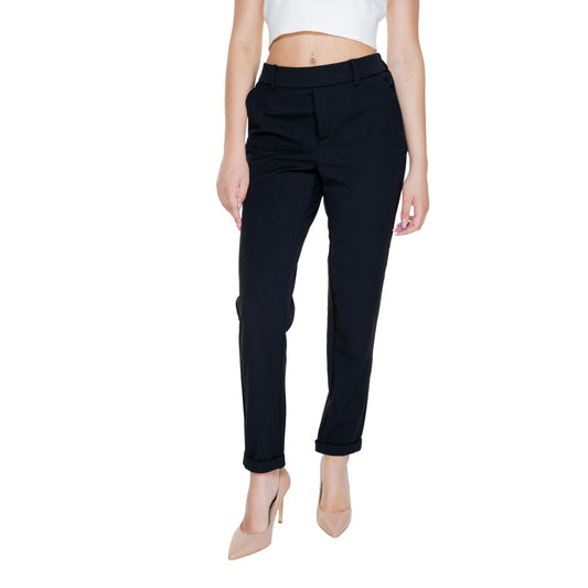 Woman wearing Vero Moda Black Polyester Pant, spring/summer collection, made of 62% polyester, 33% viscose, and 5% elastene.
